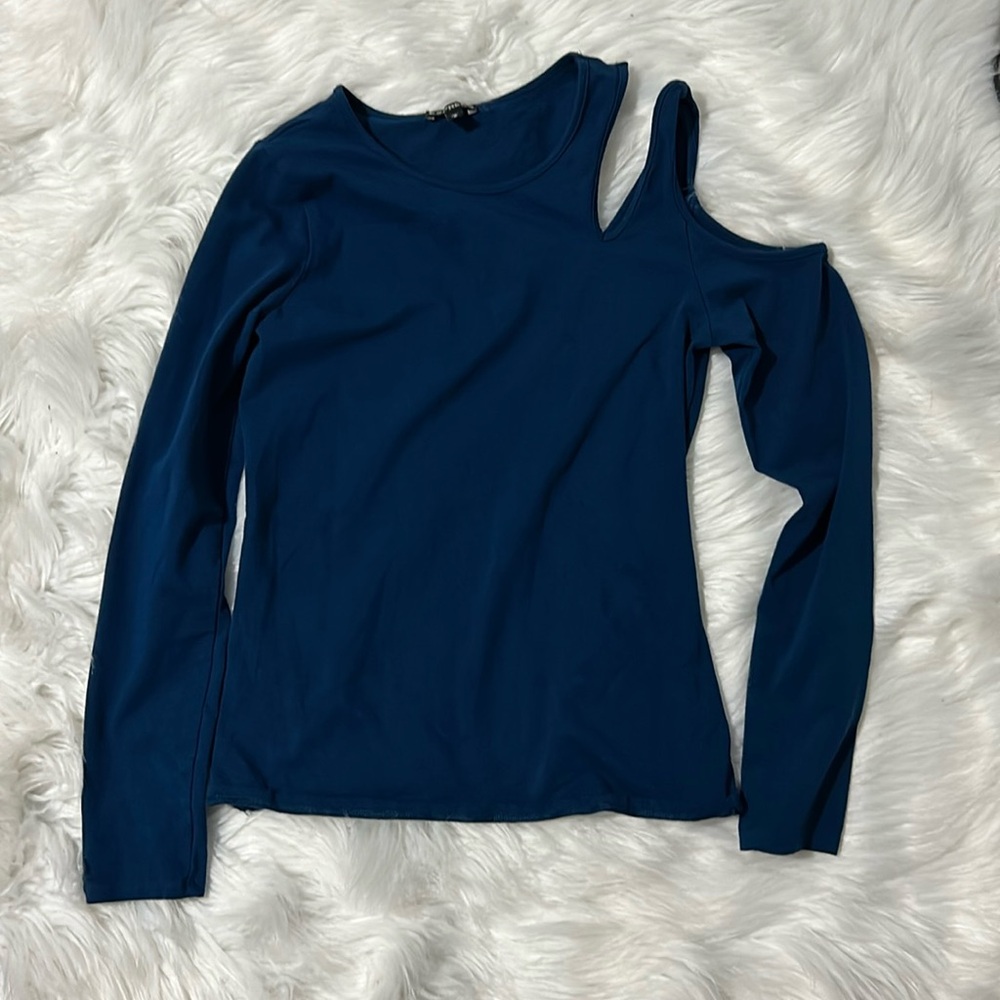 Size m cutout shoulder top. Express